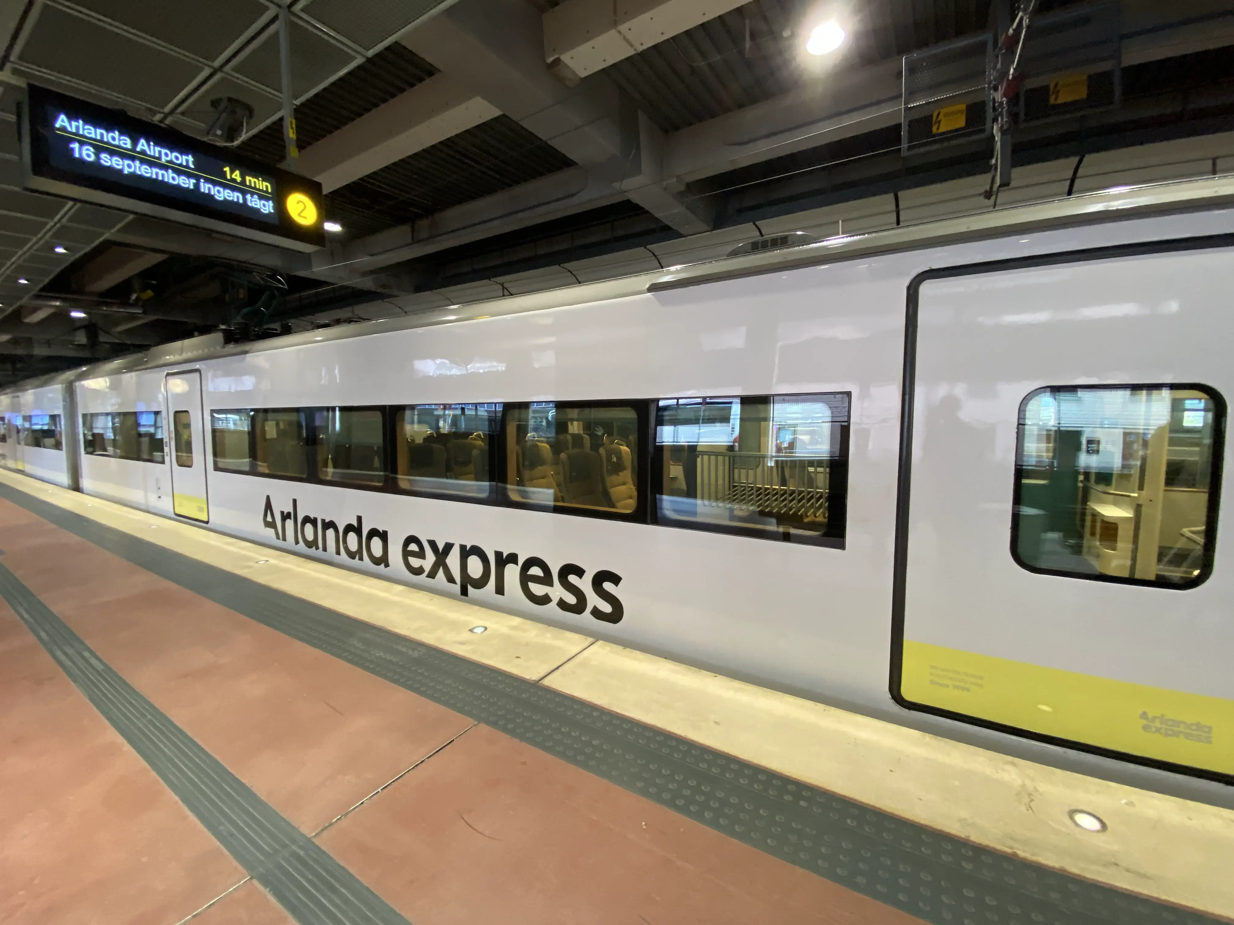 Foto des Arland Express, wie er im Hauptbahnhof steht.