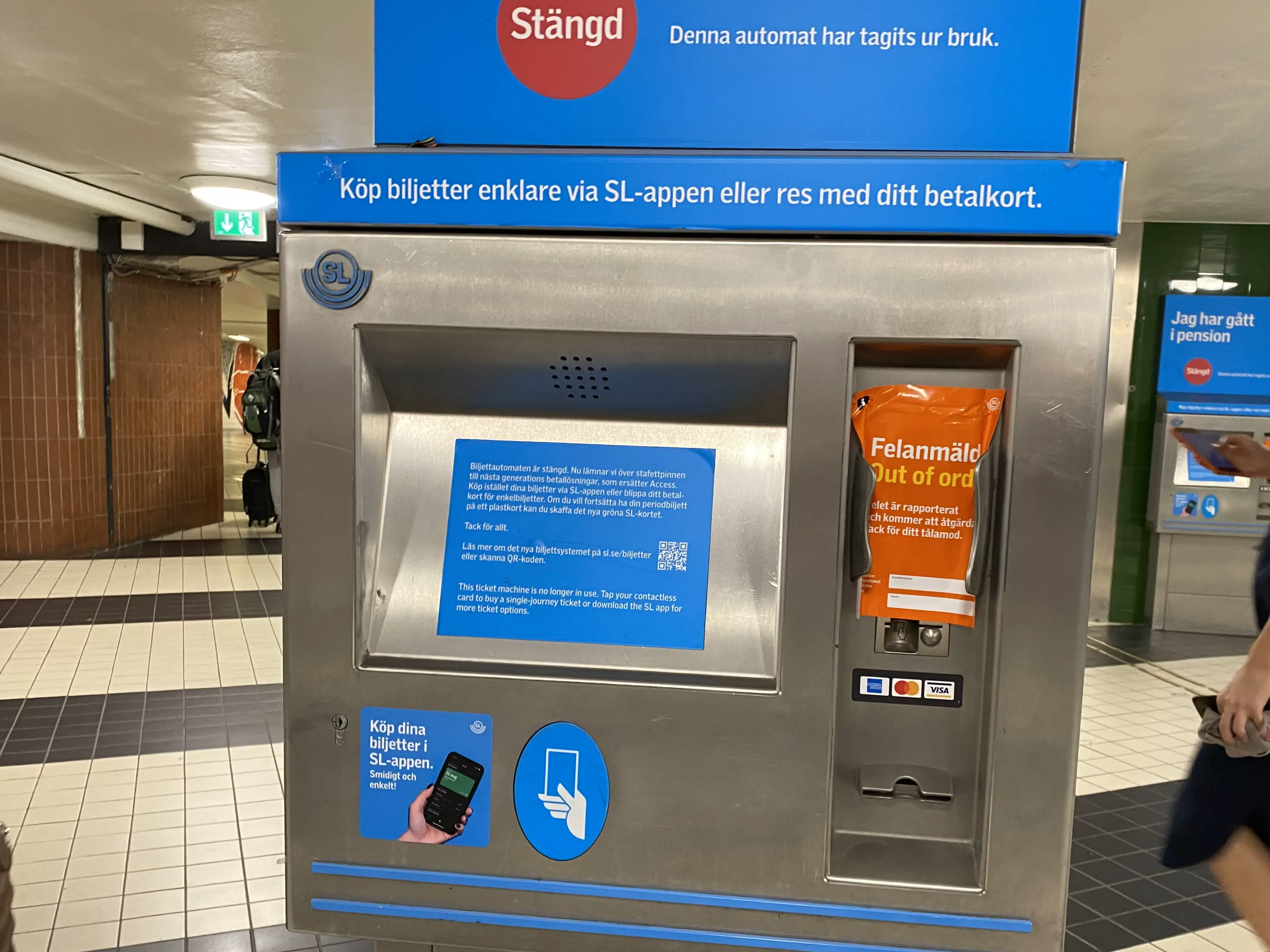 Foto eines Ticketautomaten. Display und Geldeinwurf sind abgeklebt mit Hinweise auf kontaktloses Bezahlen in mehreren Sprachen.